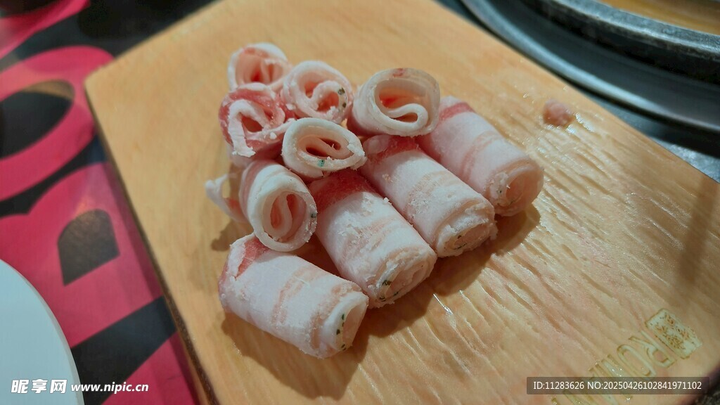 猪肉卷摆放在木板上