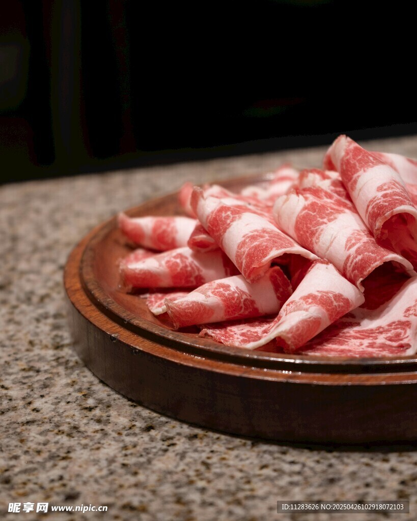 新鲜牛肉卷摆放在盘中