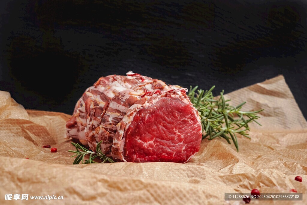 新鲜生牛肉配迷迭香香料