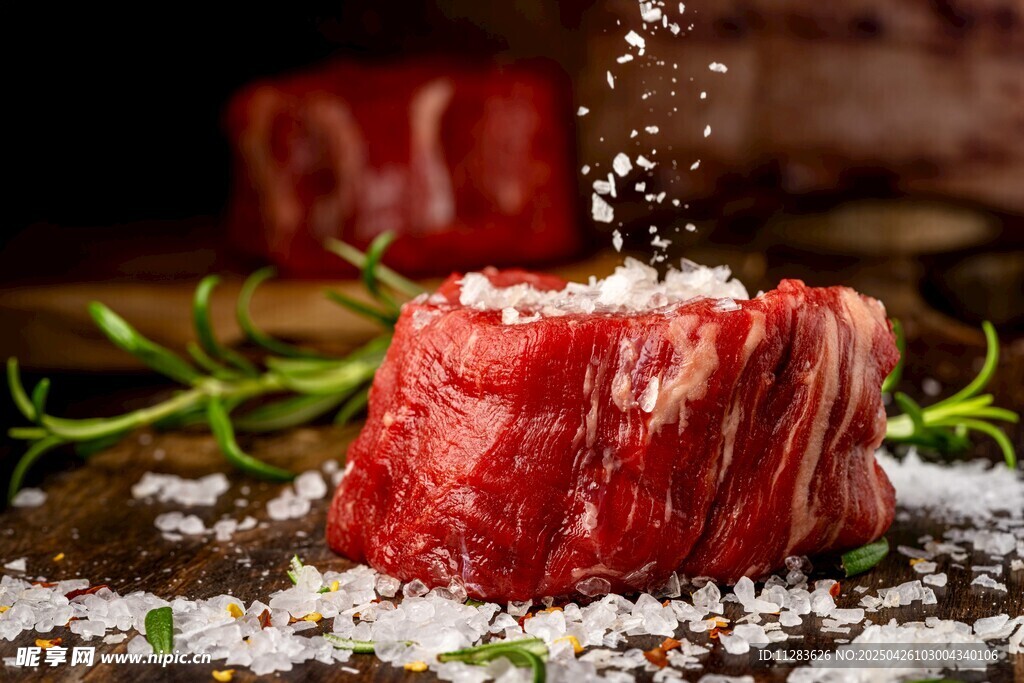 撒盐的鲜嫩生牛肉块