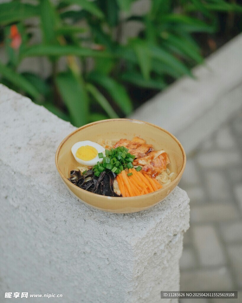 石台上的美味寿司拼盘