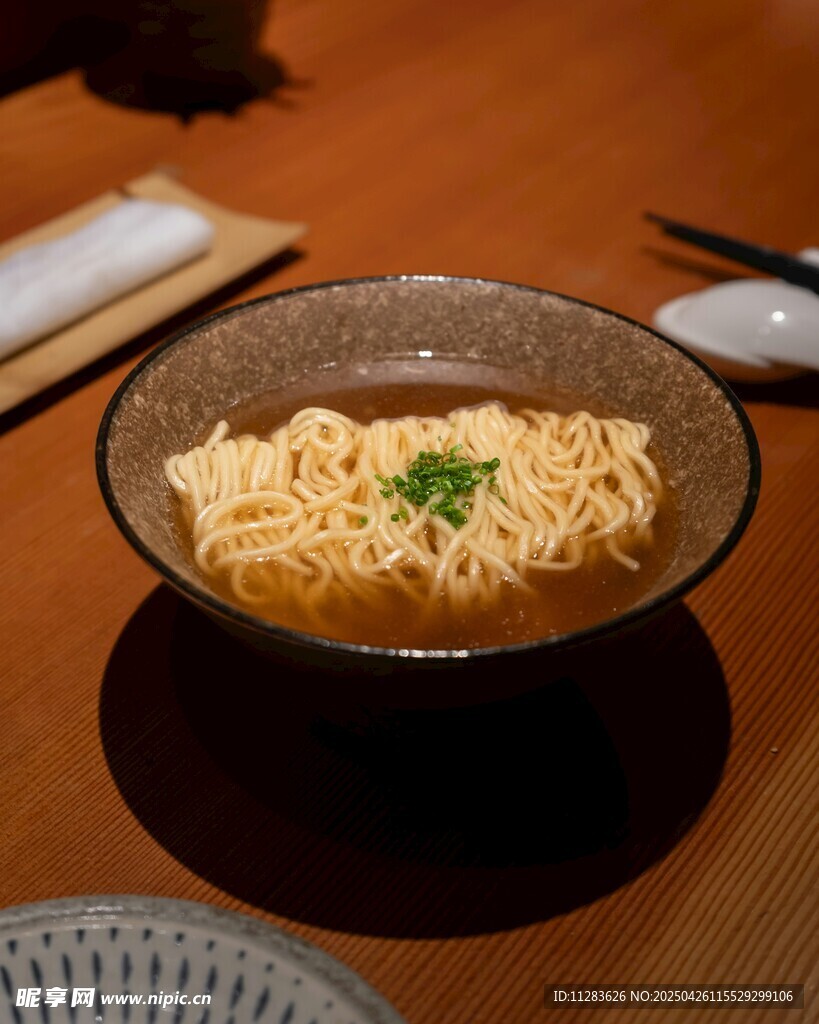 日式拉面碗中美味呈现