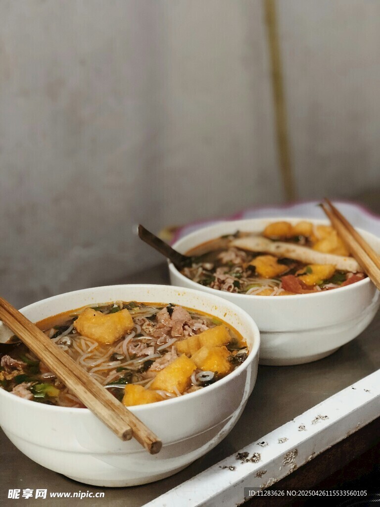 两碗美味佳肴配筷子