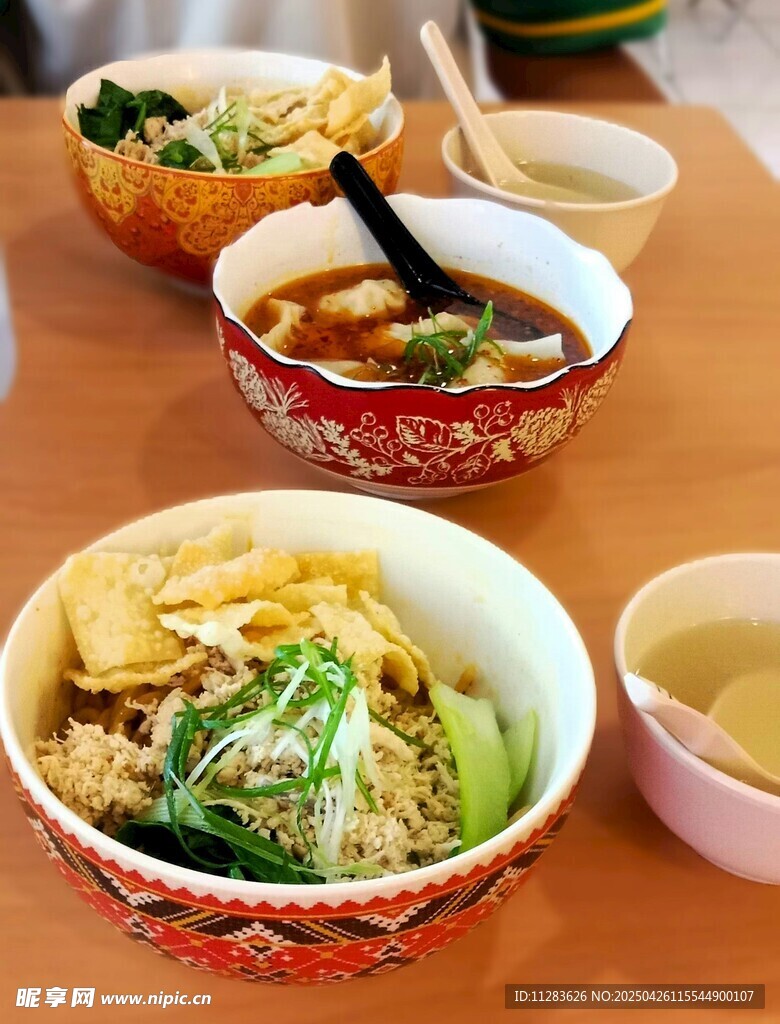 多样美味面食摆放在桌