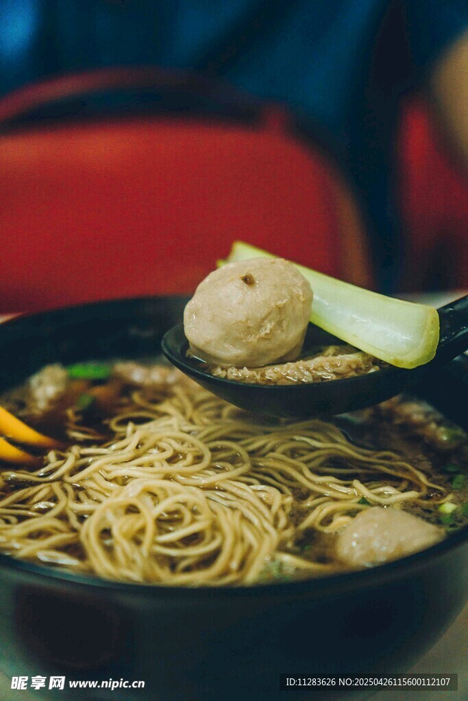 美味面条肉丸诱人画面