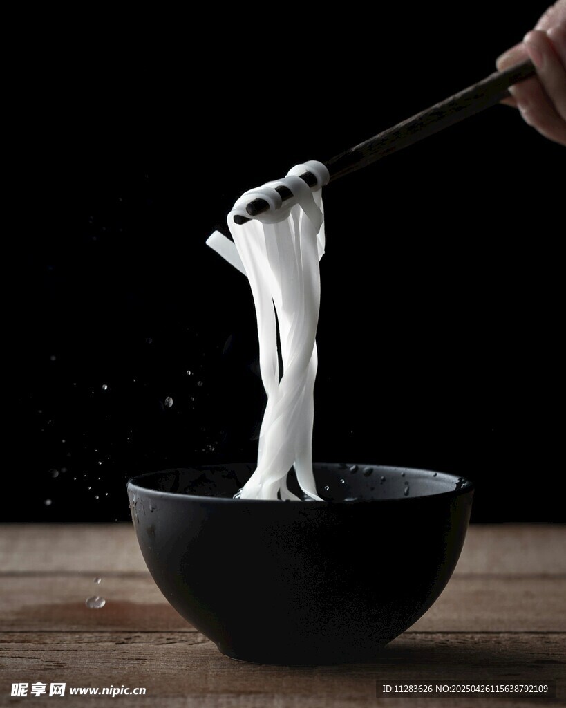 筷子挑拉面入碗瞬间