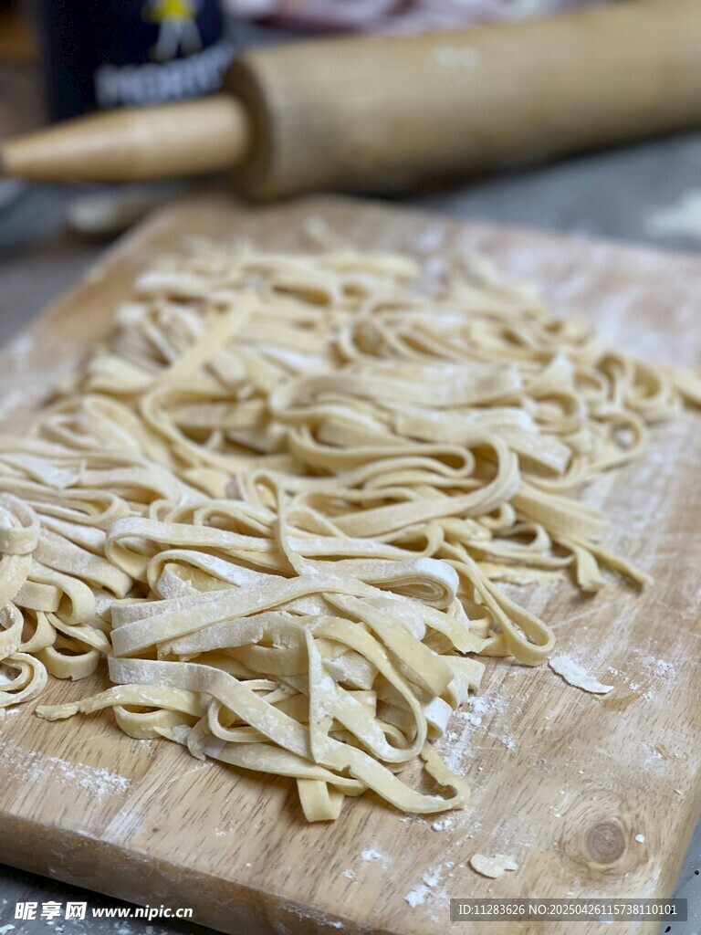 木板上的手工新鲜面条