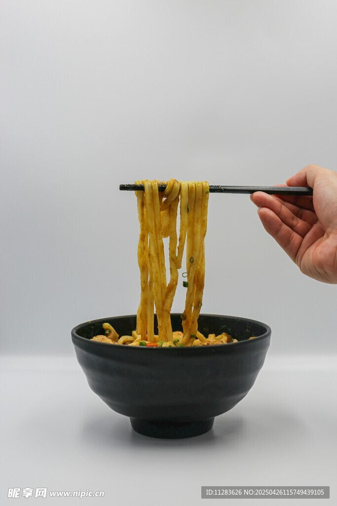 筷子夹起碗中美味面条