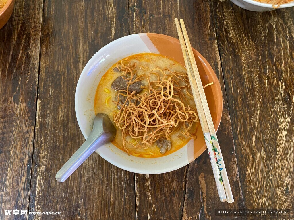 美味咖喱面配筷子餐具