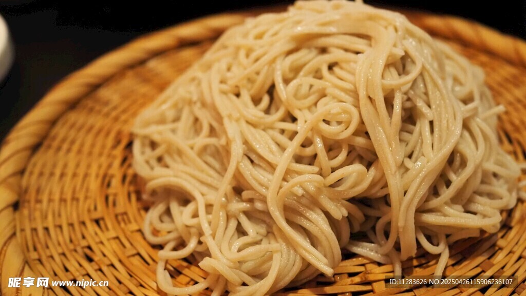 竹篮中的手工面条