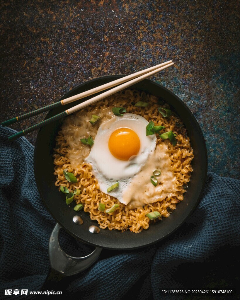 美味煎蛋炒饭配筷子