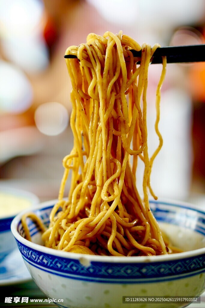 美味拉面被筷子挑起