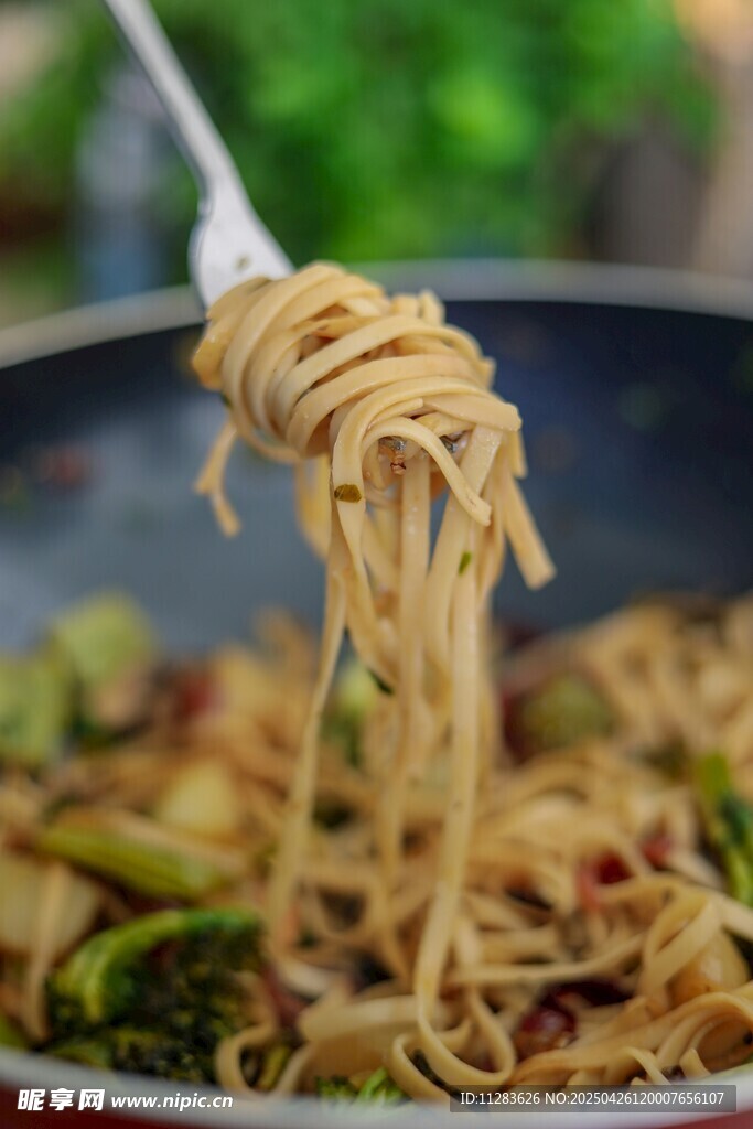 锅中挑起的美味意大利面