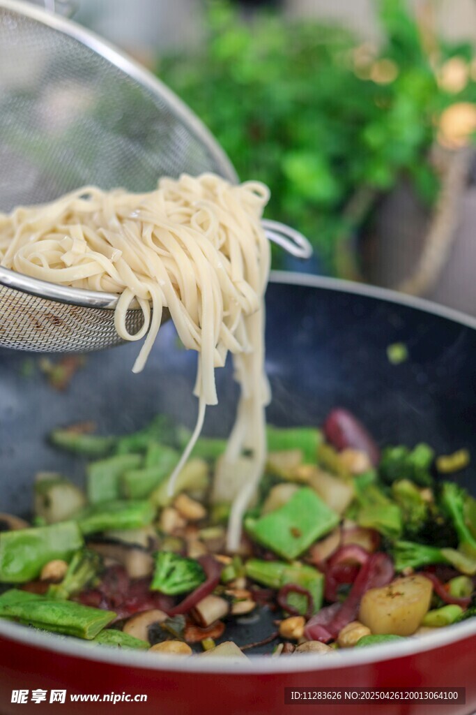 锅中煮制美味蔬菜面条