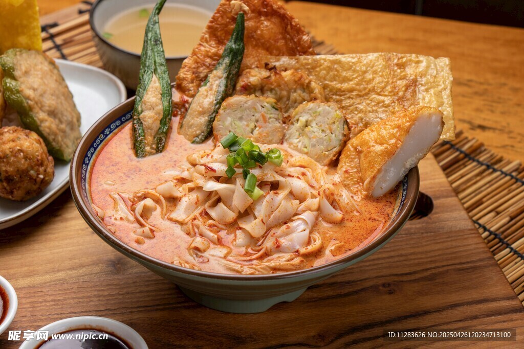 美味海鲜浓汤配多样食材