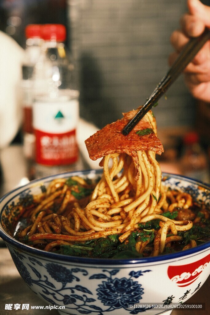 美味拌面诱人瞬间