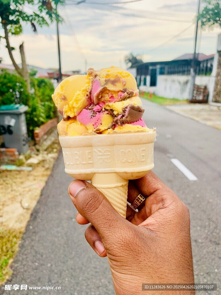 手持缤纷花朵装饰的冰淇淋