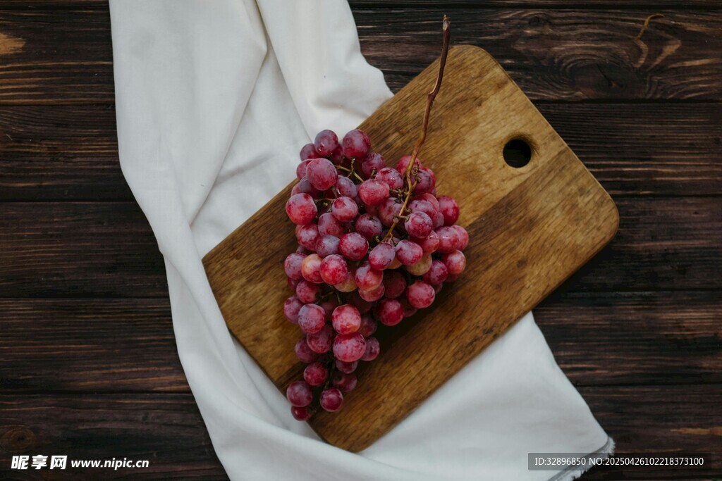 木砧板上的新鲜紫葡萄