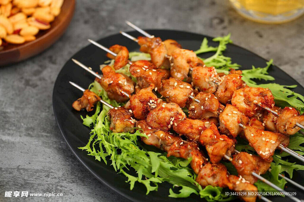 美味鸡肉串配新鲜生菜