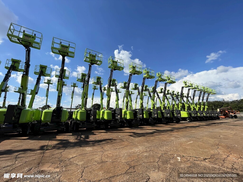 整齐排列的高机