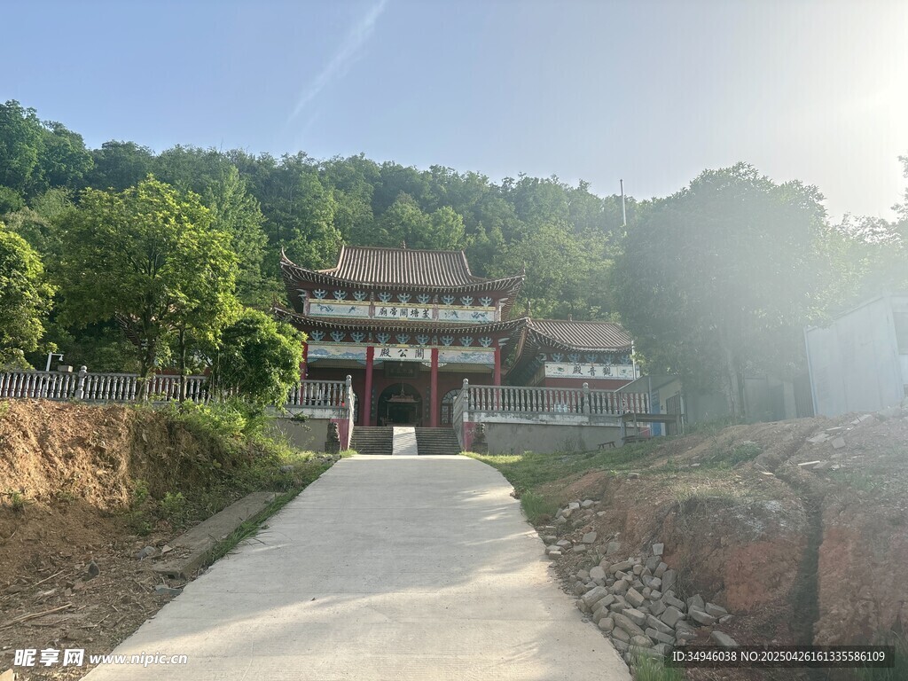 山林中的古朴中式建筑