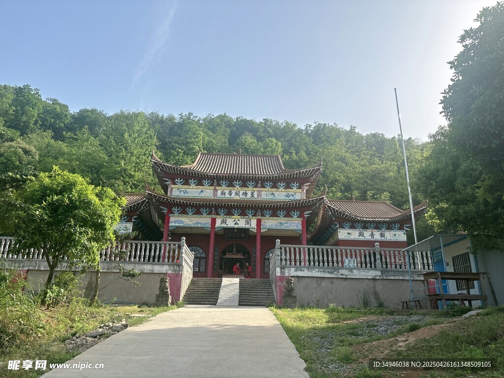 古雅中式建筑隐于山林