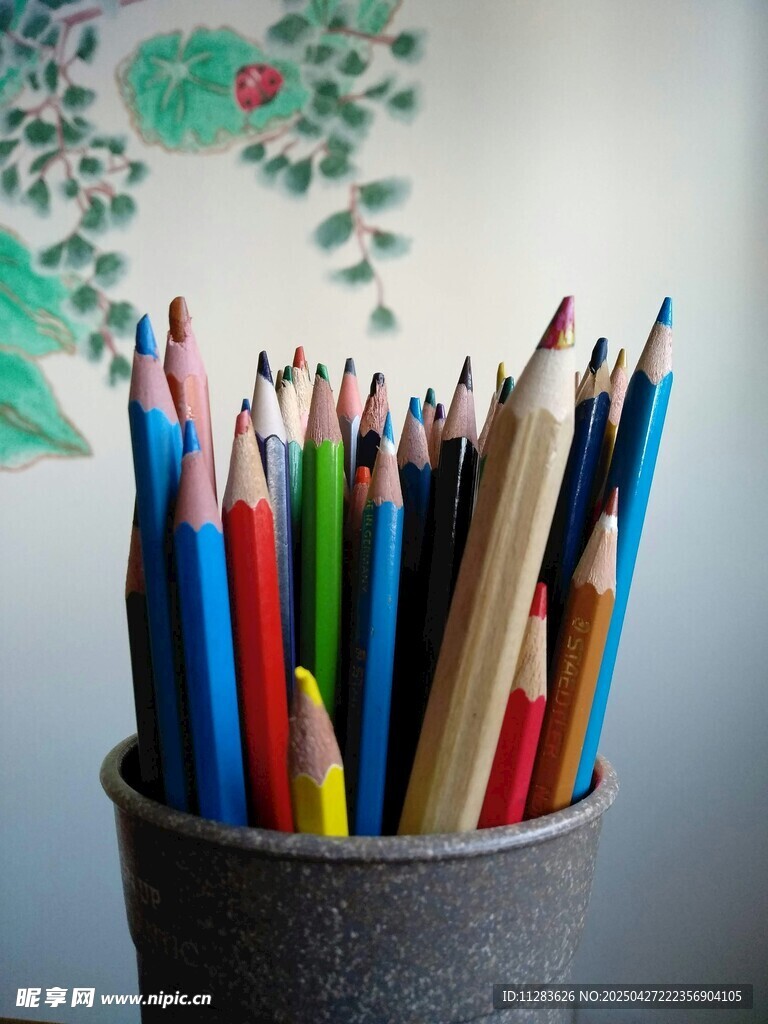 多彩铅笔插于笔筒中