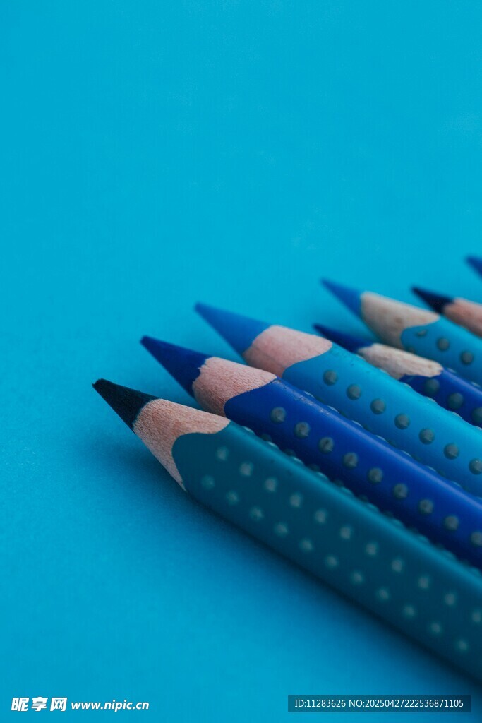蓝色系彩色铅笔整齐排列