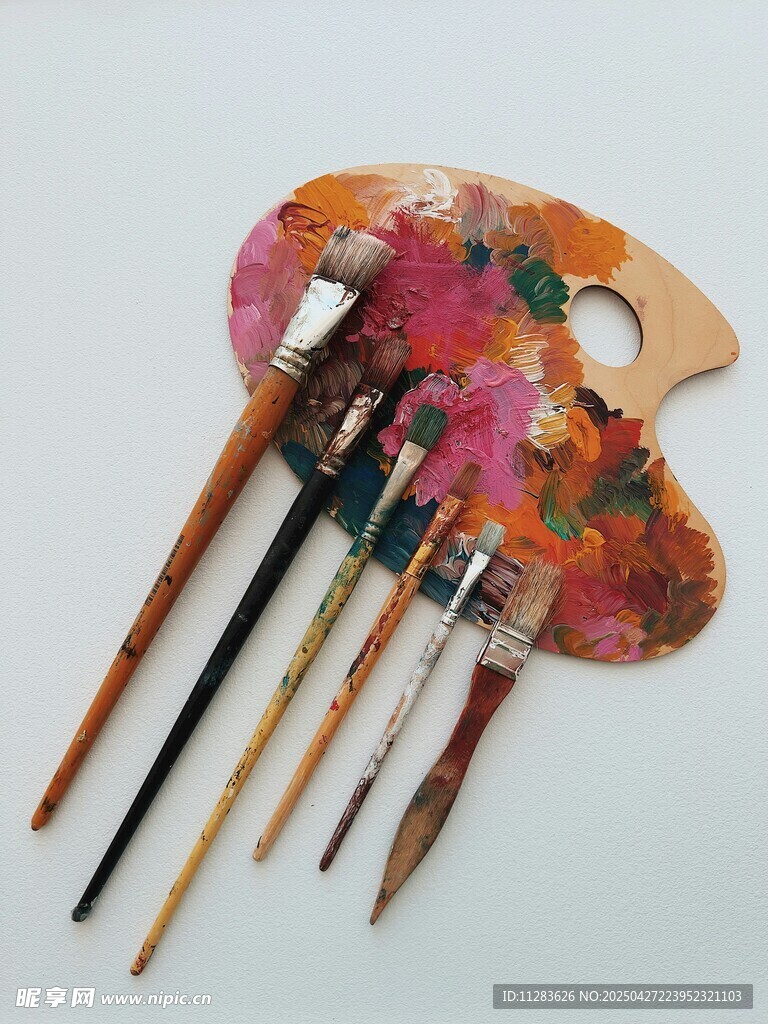 多彩调色板与绘画毛笔
