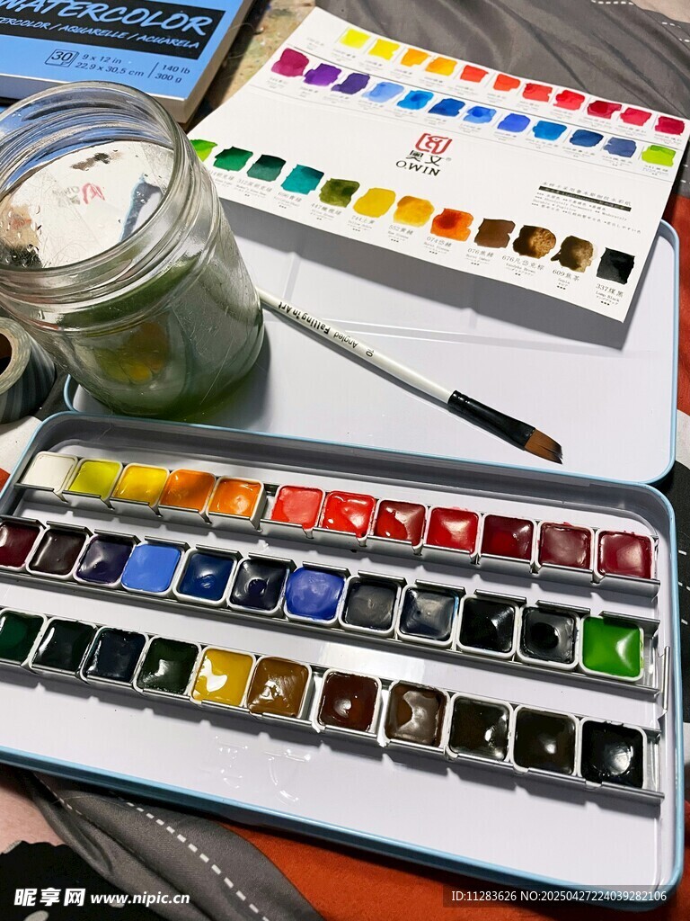 多彩水彩颜料绘画工具组