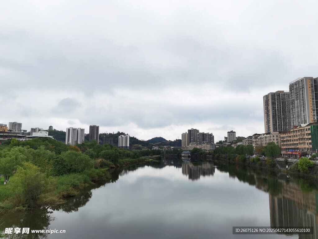 城市河面