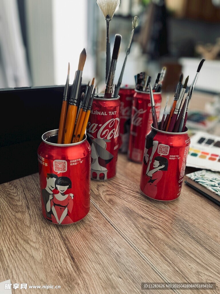 可乐罐变身创意画笔收纳