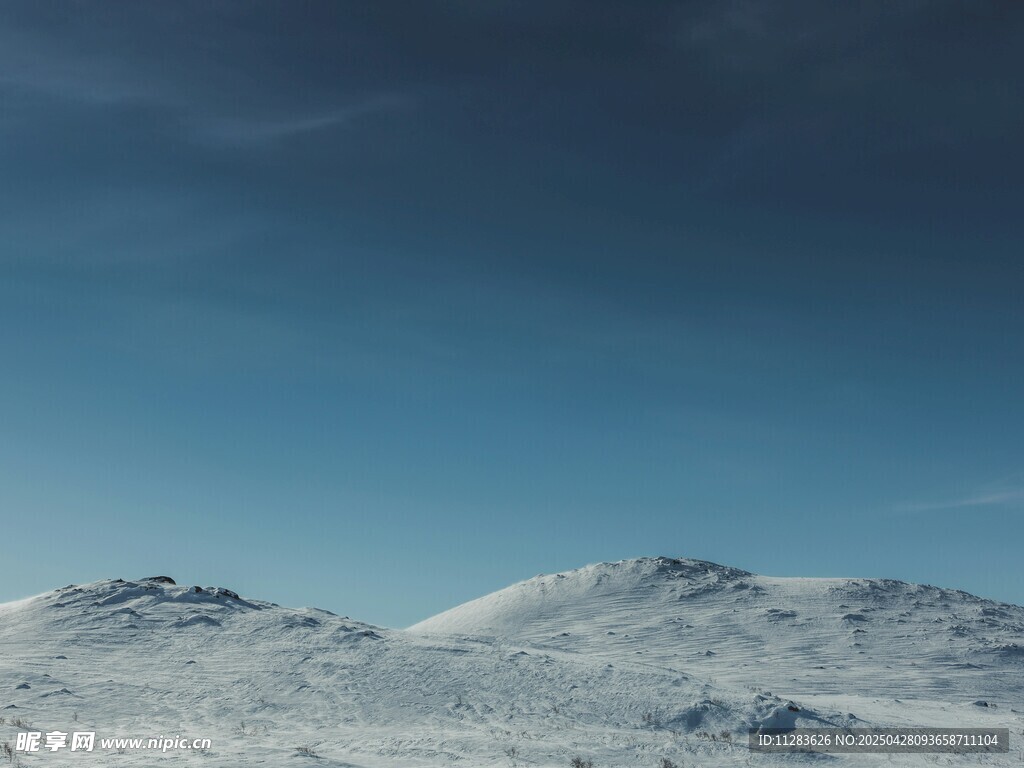 雪山蓝天壮丽自然景观
