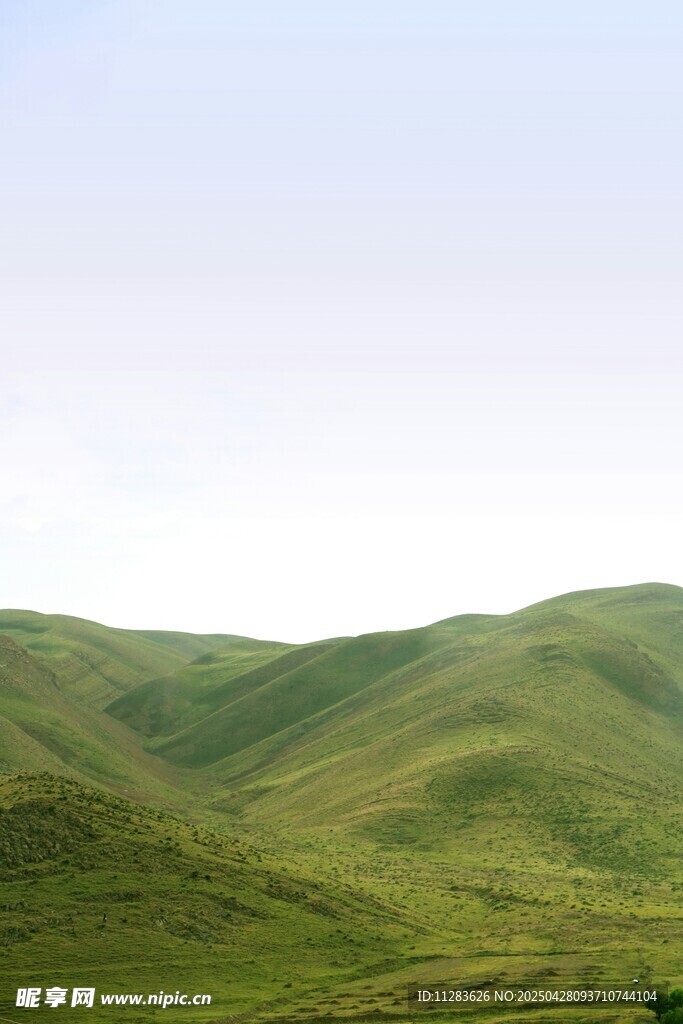 翠绿连绵山丘美景
