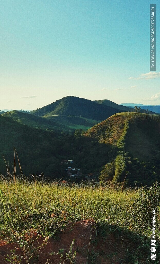 山间美景 绿意盎然的丘陵