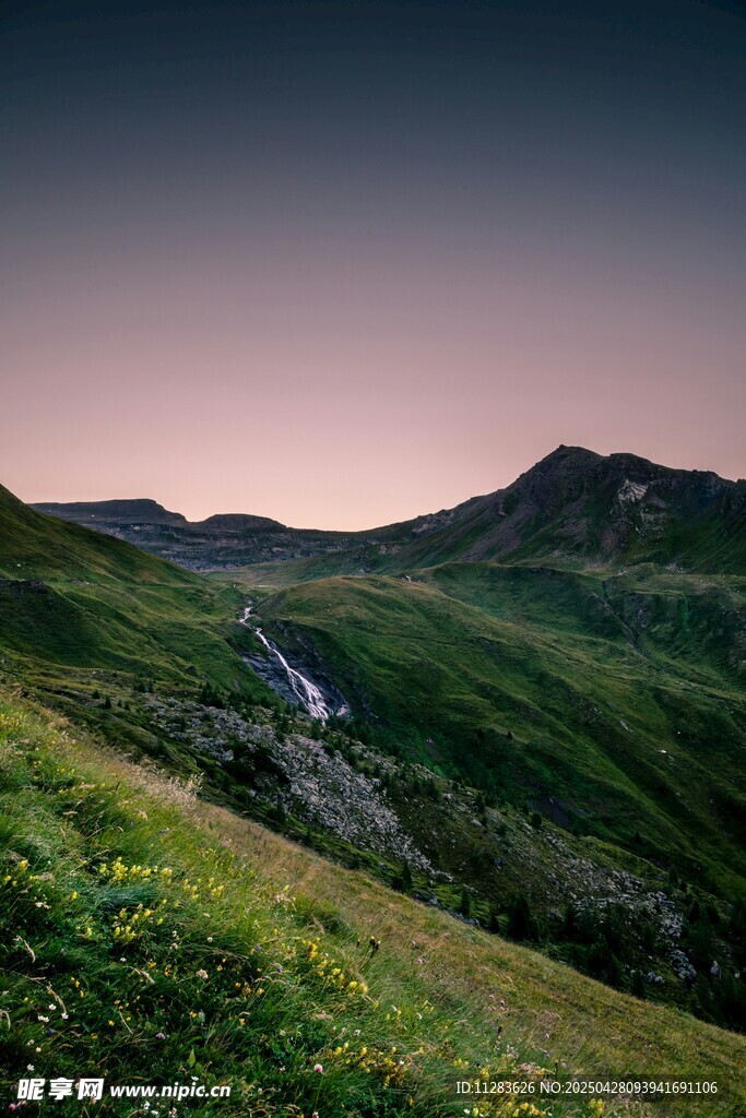 山间暮色美景
