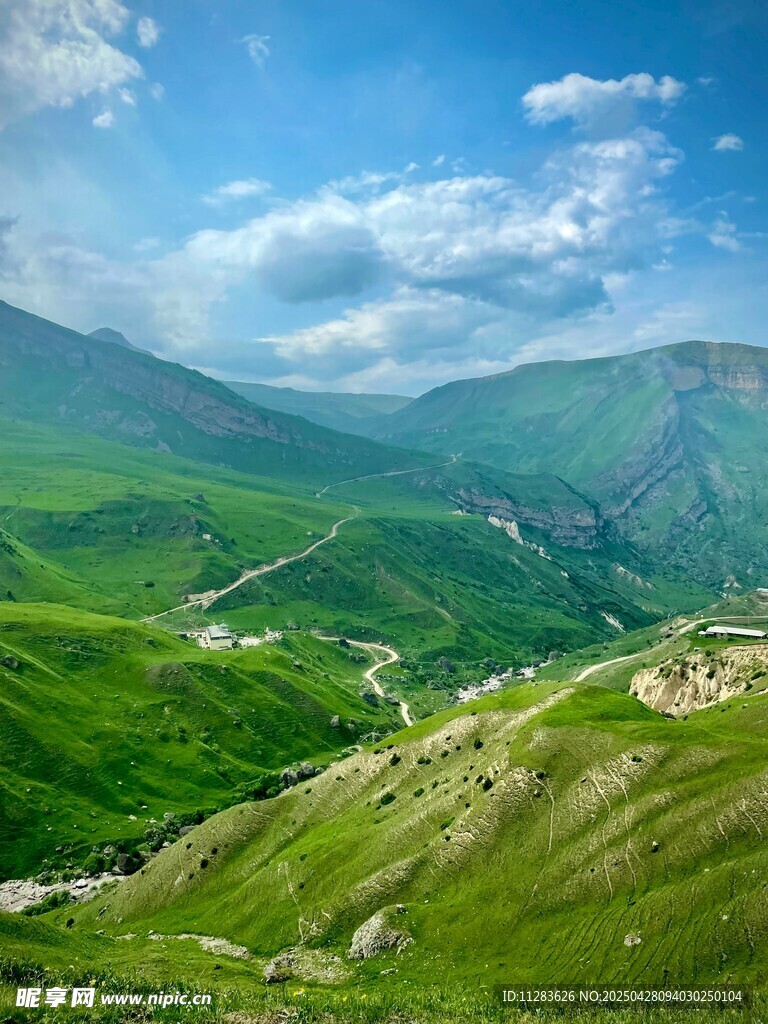 青山绿野间的秀丽风光