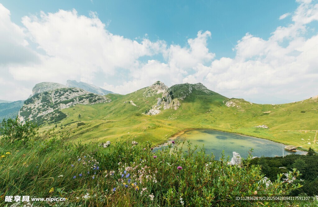 山间绿野湖泊美景
