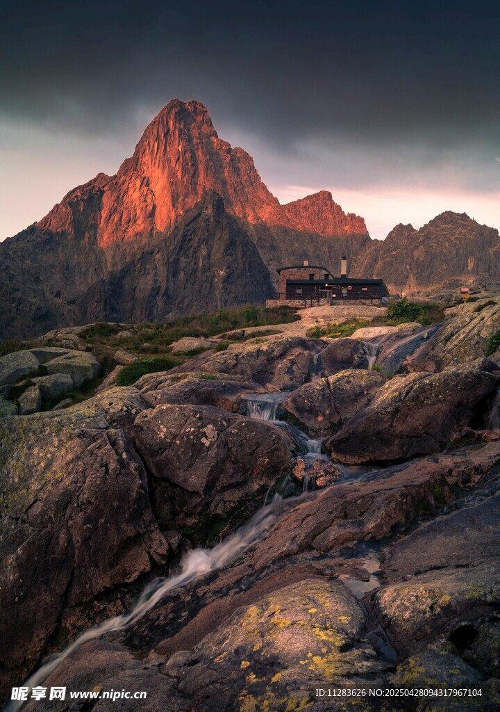 壮丽山景与岩石景观