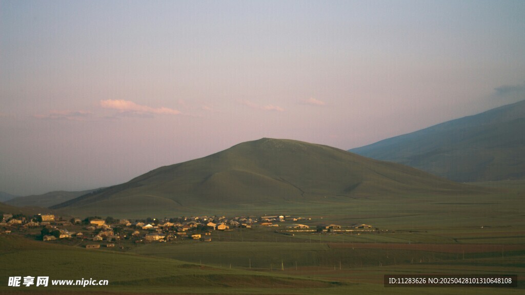 黄昏下的山村景色