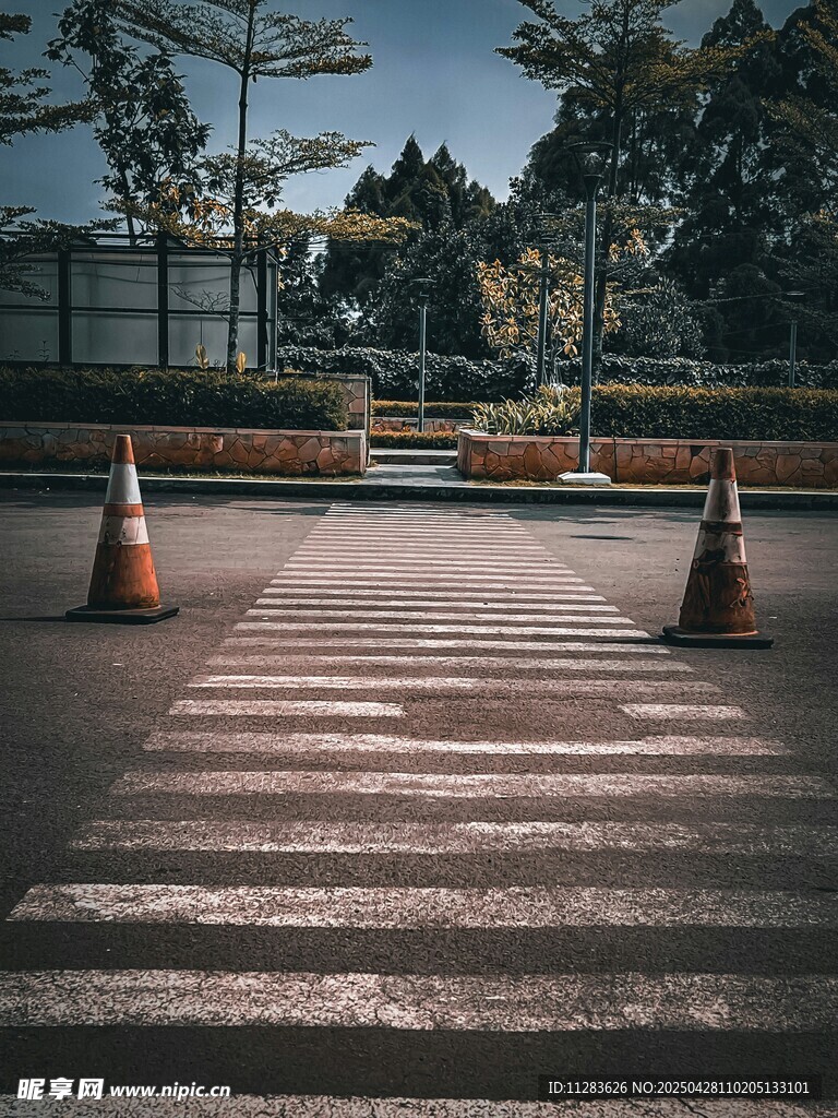 道路上的交通锥与长椅