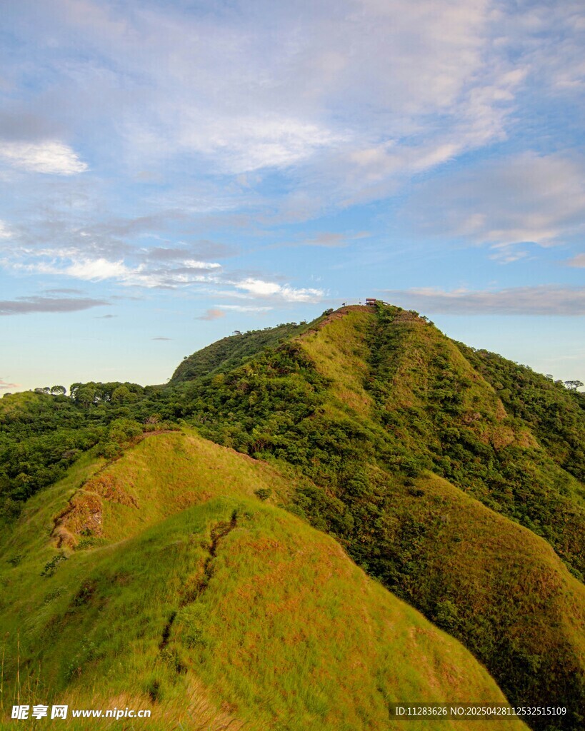 翠绿山峦与蓝天美景