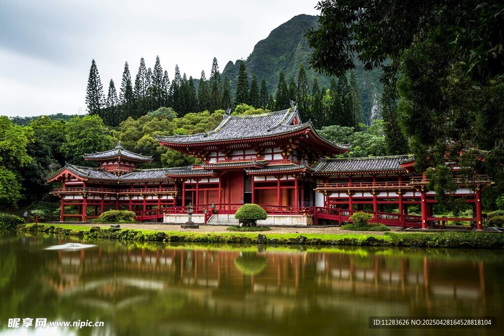 湖畔古建 青山环绕之景