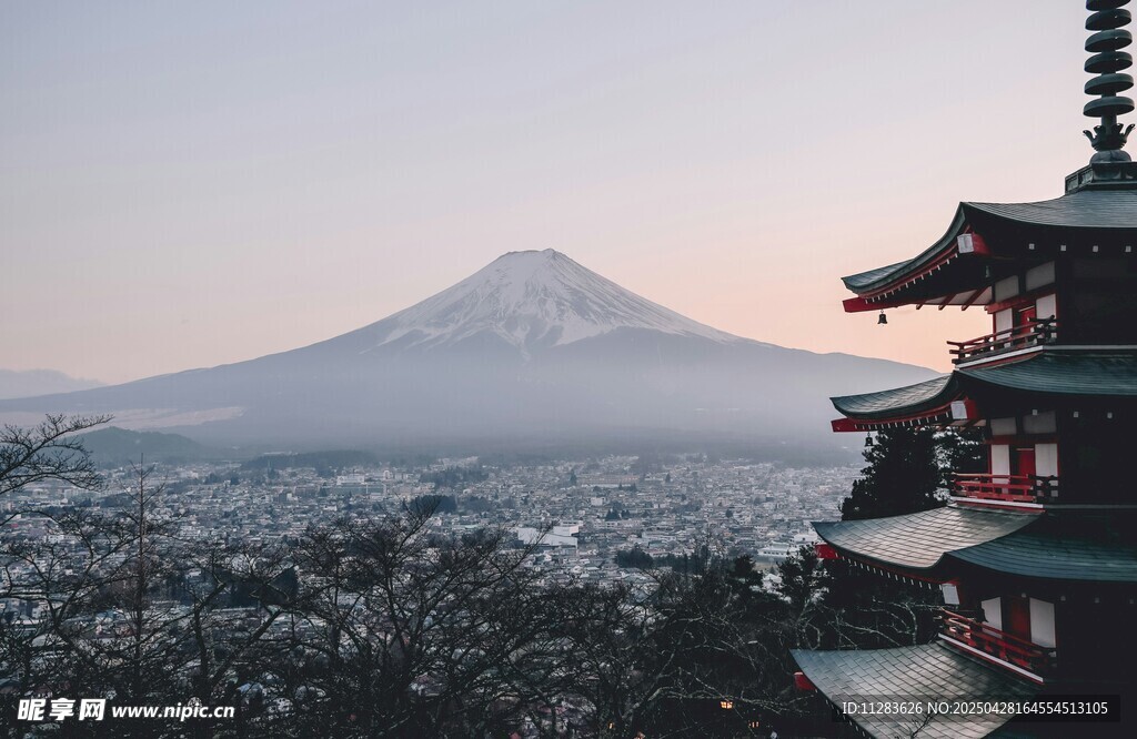 富士山下的传统日式建筑