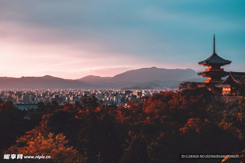 黄昏下的日式塔楼与城市景
