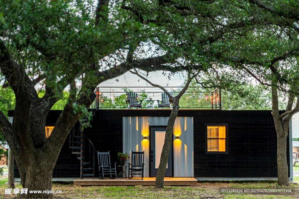 树下黑色现代风小屋