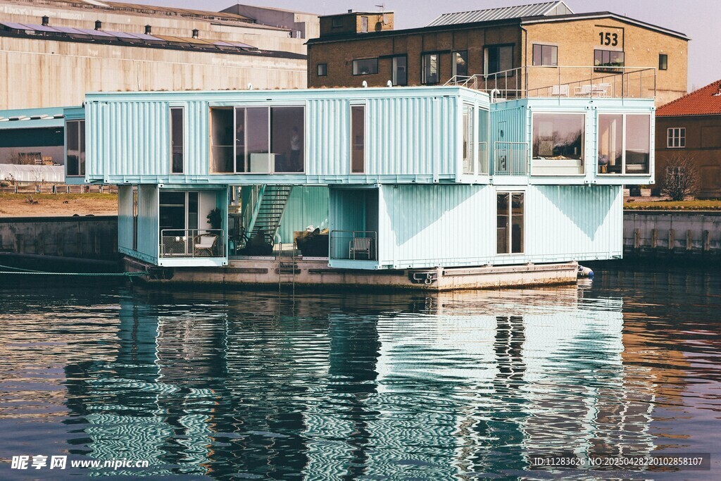 水上蓝白建筑倒影美景