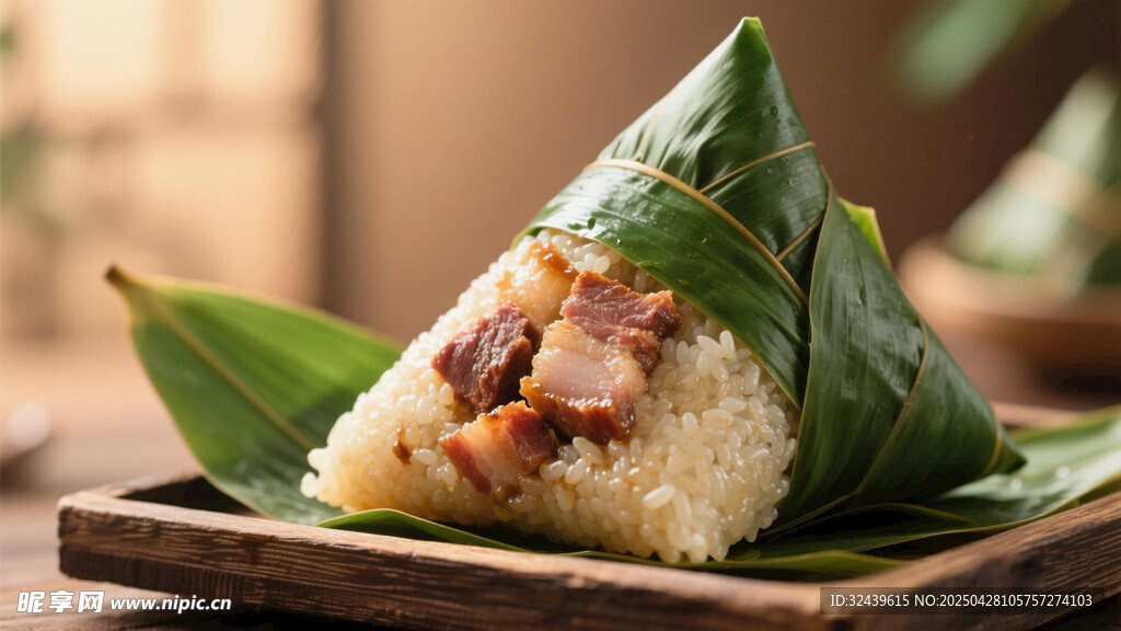 美味肉馅粽子摆于盘上