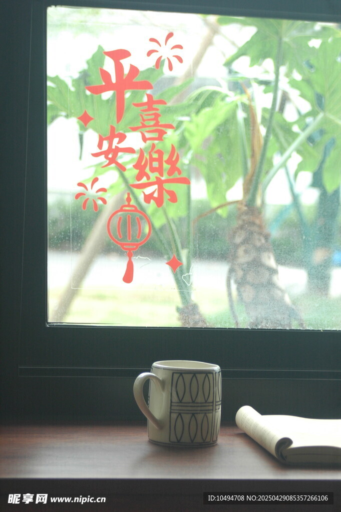 窗前茶杯温馨小景