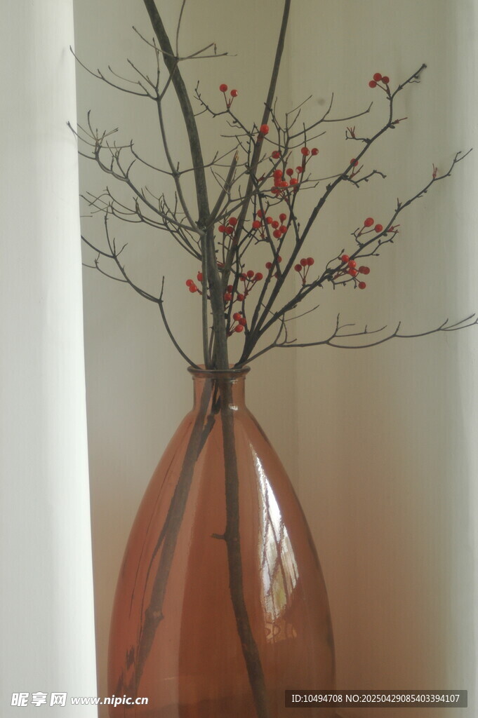 铜色花瓶插着带花枝条
